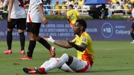 Jhon Durán monta un pollo: "Aquí nadie se ha peleado con nadie"