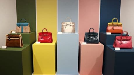 Fortes hausses de prix, sacs Vuitton "made in USA"... Comment le luxe français compte s'adapter au choc des droits de douane