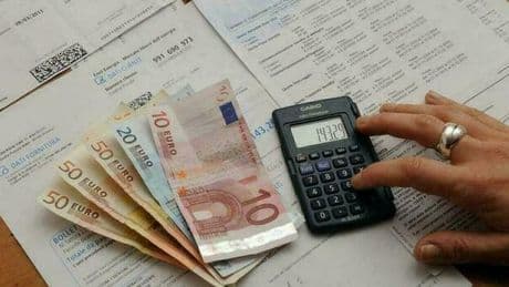 Isee basso, tutti i bonus da centinaia di euro che si avranno a settembre: requisiti, per quali serve la domanda e chi può farla