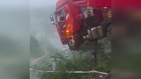 Brücke eingestürzt - Lkw hängt 100 Meter über Abgrund