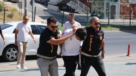 Emlakçıyı arayıp kiraladığı evde cinayet işlediğini söyleyen zanlı tutuklandı