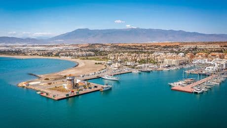 El rincón de Almería conocido como la 'pequeña Mónaco' por su puerto y casas de lujo