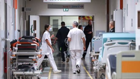 Santé : ces dossiers rendus incertains par la chute de François Bayrou