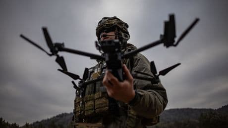 Un experto advierte a la OTAN de que &quot;es peligroso&quot; sustituir a los tanques por drones: favorece a Rusia
