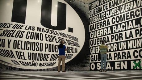 La artista que estampó la palabra perdedor en una foto de Trump llena el Guggenheim con sus eslóganes críticos