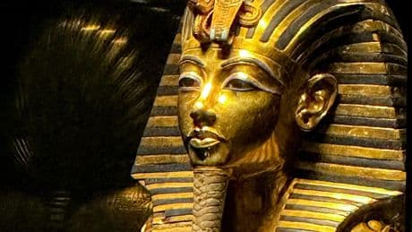 Nouvel écrin pour le masque d’or de Toutankhamon, qui rejoint le Grand Musée égyptien