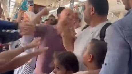 Marmaray'da çocuklarının yanında babayı darbeden şahıs adliyeye sevk edildi