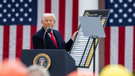 Trump, İngiltere ile anlaştı: Otomotiv ve çelik sektörlerinde ticaret anlaşması yapacak
