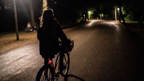 Bijna helft van jonge vrouwen rijdt uit voorzorg weleens om in eigen buurt