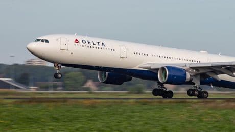 USA: Flugzeug fängt kurz vor dem Start Feuer – Passagiere über Notrutschen evakuiert