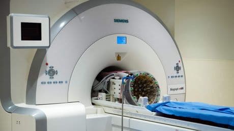 MRI-machine zuigt man (61) met metalen ketting naar binnen in New York