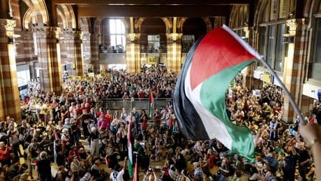 Protesten op stations door hele land om hongersnood Gaza