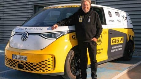 La grande sfida per il record sul giro del mondo: 75 Paesi in otto mesi con un van elettrico