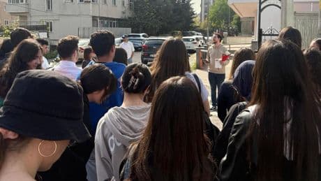 Pendik Fatih Anadolu Lisesi’nde öğrenci ve mezunlardan öğretmenlerine destek