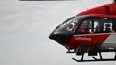 Berlin-Rummelsburg: Kleintransporter kippt auf Seite - Verletzte