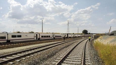 Se sale con su coche de la carretera y acaba volcado en las vías del tren en un pueblo de Salamanca: ha resultado herido