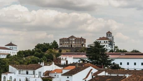 El bonito pueblo de Huelva en un parque natural famoso por sus jamones de calidad