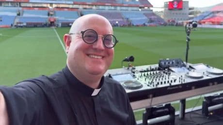 El cura DJ que reunió a más de 100.000 personas en el Medusa Festival de Cullera: así es el padre Guilherme