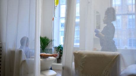Vitamine-infusen zijn populair in het VK – hebben ze nut?