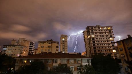 Vuelven la lluvia y las tormentas a España: los electrodomésticos que pueden sufrir daños