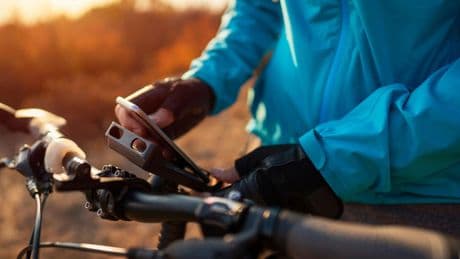 Bike-Zubehör: Vier Smartphone-Halterungen mit Powerbank für Fahrräder im Vergleich