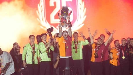 Şampiyon Galatasaray, kupasını Yenikapı'da aldı