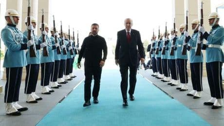Ucraina, il vertice (verso il flop) slitta tra gli insulti. Oggi colloqui senza big, Zelensky lascia Ankara