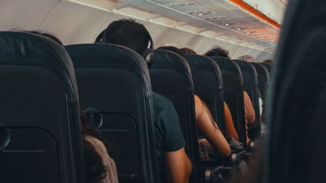 Fliegen wie im Linienbus: Müssen wir bald im Flugzeug stehen?