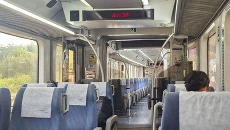 Viaje en tren Bilbao-Santander: Tres horas y media, dos averías con transbordos y un taxi