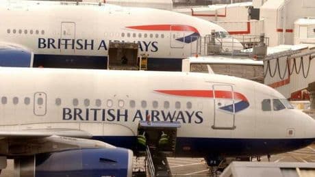 Pilota del volo Londra-New York lascia aperta la porta della cabina e viene sospeso. «Voleva farsi vedere dalla famiglia che era a bordo»