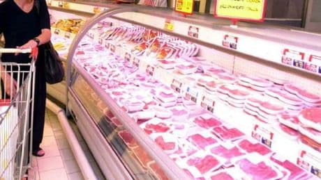 Trova un osso nel macinato e si rompe un dente, l'assicurazione del supermercato le nega il rimborso. Il caso a Mestre