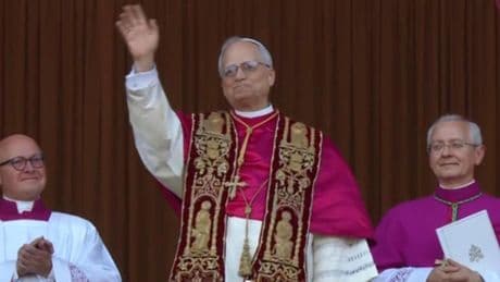 León XIV sigue la tradición de Benedicto en su atuendo y se aleja de Francisco: sotana blanca y muceta de terciopelo