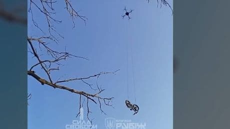 Ukrainer fliegen mit Drohne Fahrrad zu eingekesseltem Soldaten - der kann flüchten