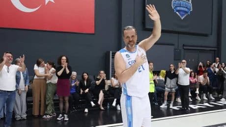 Bir döneme damga vurmuştu; Oğuz Savaş parkelere veda etti