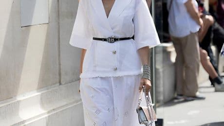 Del look monocromático a la combinación con estampados: así se lleva la falda blanca este verano según las expertas