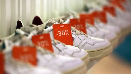 -10%, -30%, -50%: les soldes démarrent ce mercredi, mais certains Français devront encore attendre
