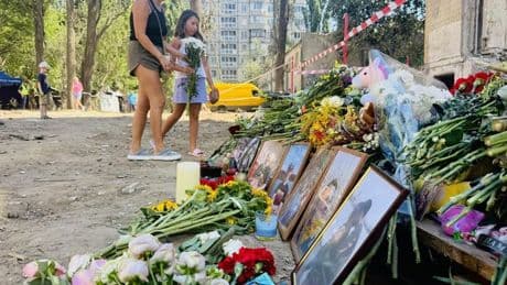 Silencio, lágrimas y rabia en el epicentro del ataque ruso más mortífero en Kiev de 2025: "Éramos civiles. Civiles! Que el mundo lo sepa"