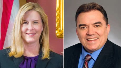 Un hombre disfrazado de policía asesina a una congresista demócrata y su marido y hiere a otro en sus casas en Minnesota