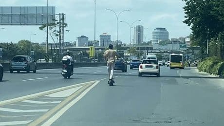 D-100 Karayolu'nda scooter ile tehlikeli yolculuk: Cep telefonu saniye saniye kaydetti