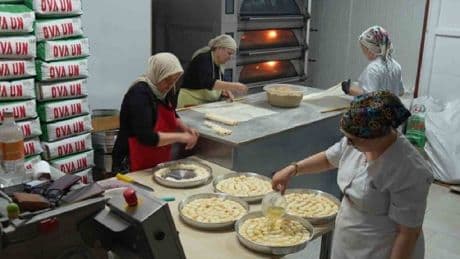Sipariş sayısı arttı, ‘Kınalı Eller’ yetişmekte zorlandı! 80 katlı yapılıyor, bayramda yok satıyor! Kilosu 350 TL
