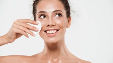 Un maquillador me desveló la mejor hora para desmaquillarse y es mi mejor truco de belleza