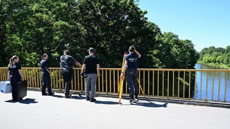 Mordkommission ermittelt! - Mann (62) stirbt nach Sturz in Fluss