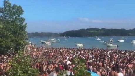 El Puntal se desborda una vez más: botellón masivo, basura y un parque natural al borde del colapso