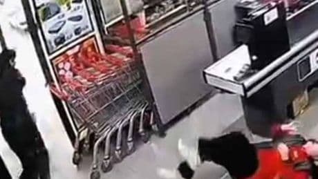 İstanbul'da zincir markette kadın kasiyere darp!