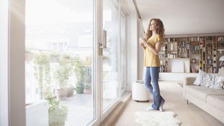 Raum ohne Fenster lüften: So kann Ihnen Katzenstreu dabei helfen