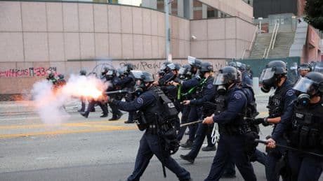 Un día de redadas contra los migrantes en Los Angeles acaba con altercados y 44 detenidos