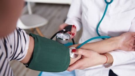 Medizin: Dieses Foto zeigt keine korrekte Blutdruckmessung
