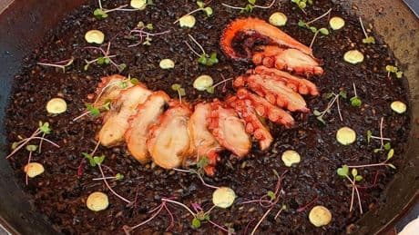 La taberna de Romo donde no sabrás si quedarte con el menú chuleta, los arroces o las 'burger' Eusko Label