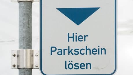 Fahndung der Polizei - Mann spritzt Säure in Parkautomaten – 1 Verletzter
