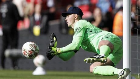 Henderson alla Benji Price: para due rigori al Liverpool grazie alla... borraccia